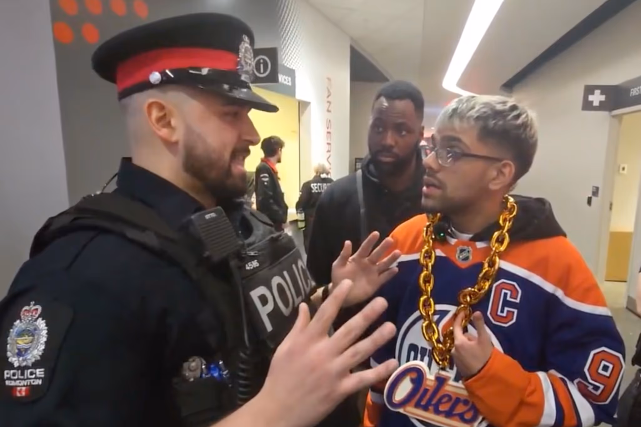 知名主播在埃德蒙顿油人队比赛中差点被赶出场