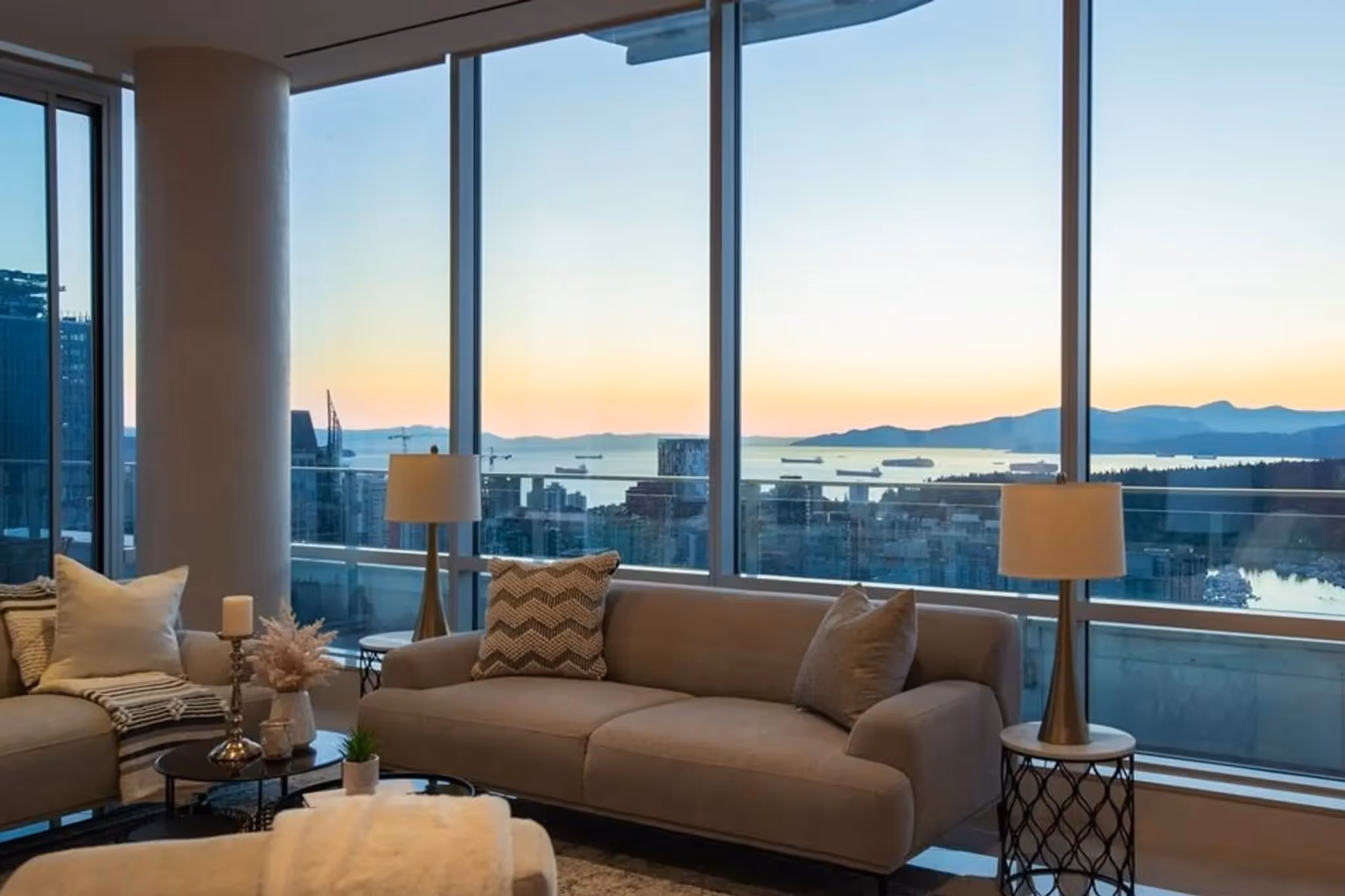 温哥华罗杰斯大厦顶层豪宅价格大幅降低