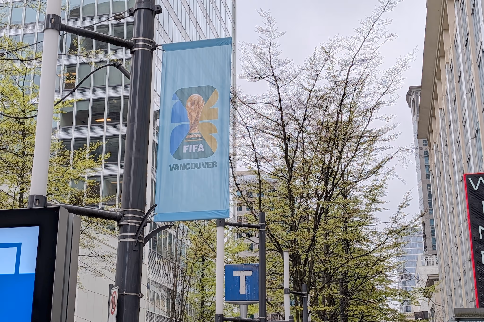 温哥华开始安装2026年国际足联世界杯街头旗帜