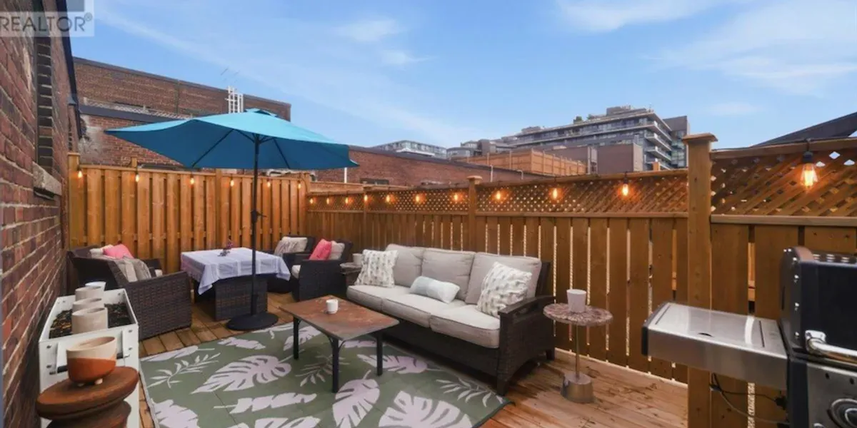 多伦多莱斯利维尔一套带私人露台的阁楼公寓