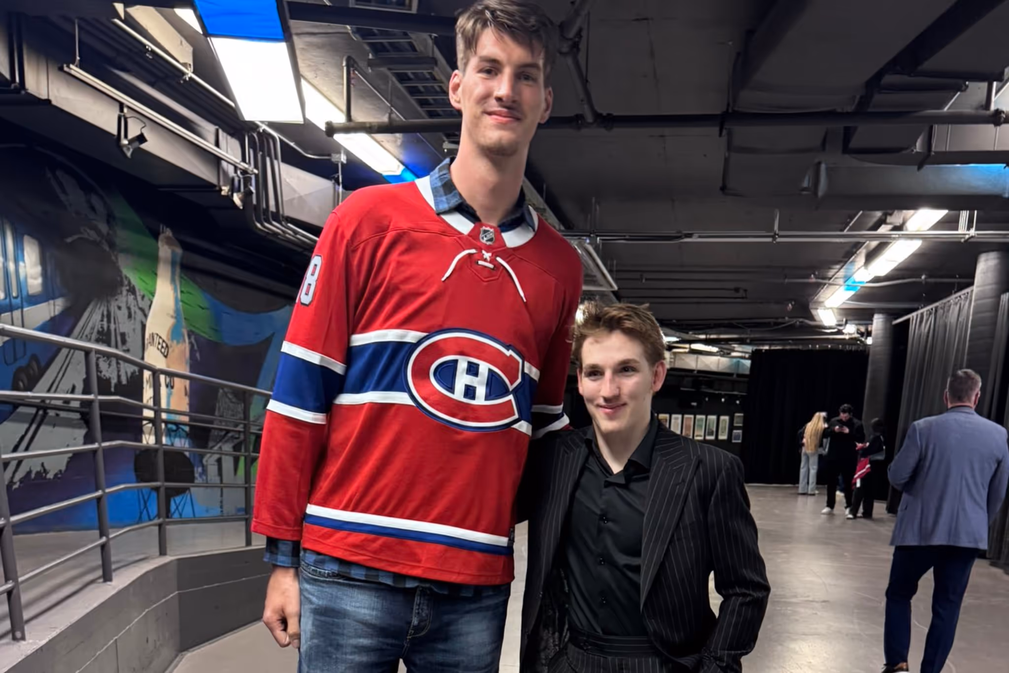 Montreal Canadiens player looks like little boy next to Canadian basketball giant
