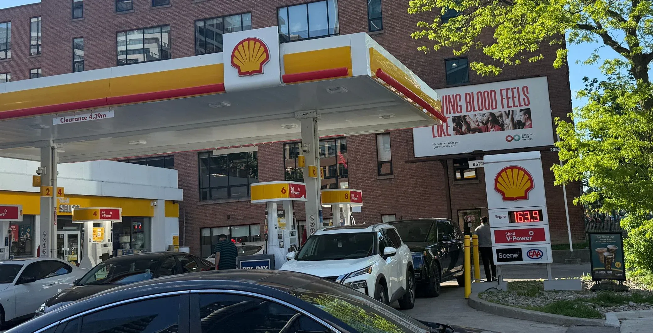 Pay-as-you-go or traditional rates? Toronto drivers weigh insurance options as gas costs climb