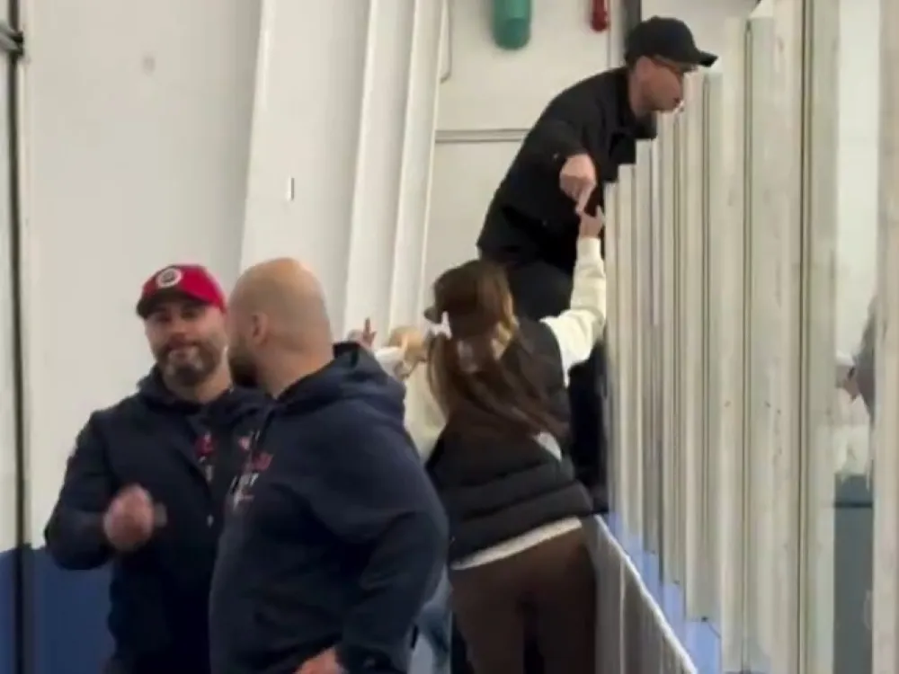 Hockey parents flip out at U12 game in Toronto, climb glass to confront on-ice official