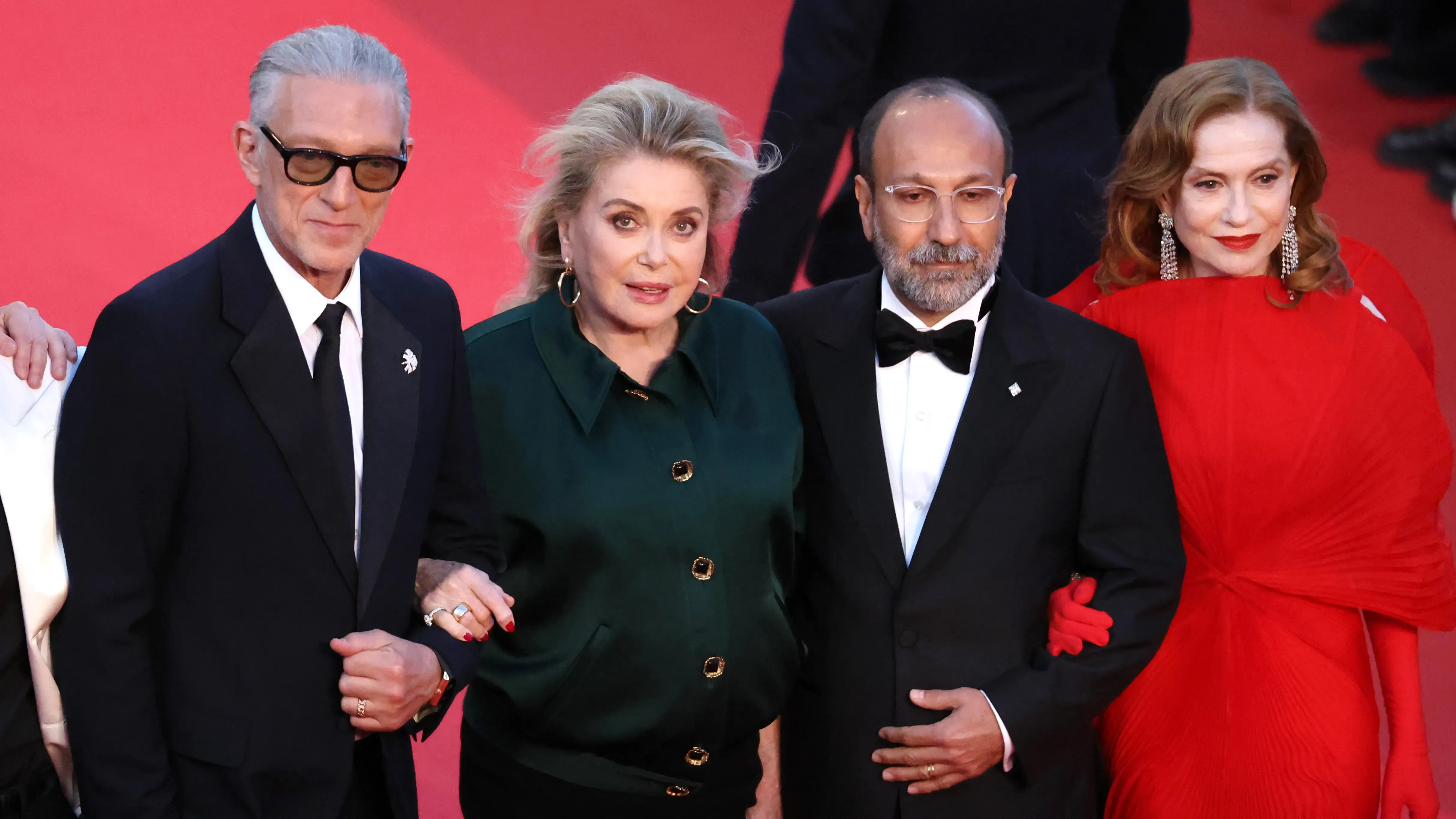 Asghar Farhadi Blows Kisses as French Drama ‘Parallel Tales,’ Starring Isabelle Huppert, Scores 5.5-Minute Cannes Ovat…