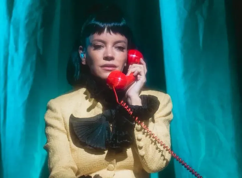 Lily Allen’s One-Woman Show Is the Least Populous Pop Tour of the Year. Is It Also the Best?