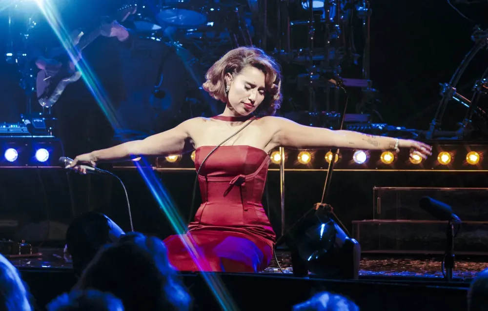 Has Raye Already Busted Into the Pantheon of Great 21st-Century Entertainers? This Year’s Smashing Tour Has Told the T…