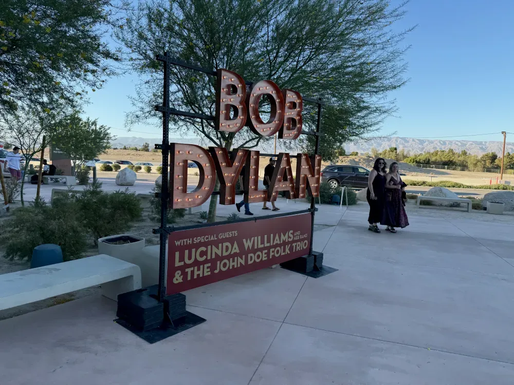 Bob Dylan Erects a Watchtower in the Desert With Moody, Magisterial Show at Palm Springs’ Acrisure Arena: Concert Revi…