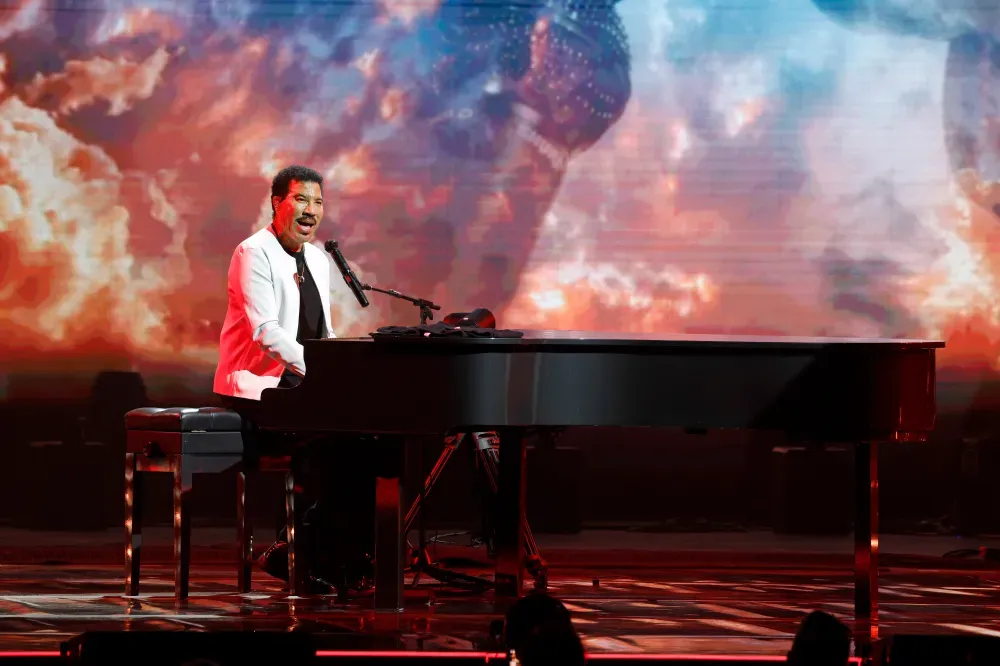 Lionel Richie Cuts Set Short After Falling Ill During Opening Night of Tour in Minnesota