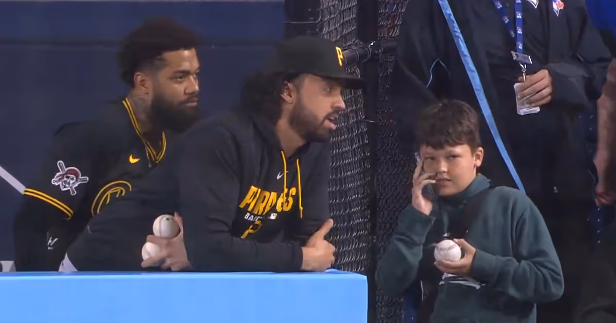 Kid negotiates hilarious deal with MLB players at Toronto Blue Jays game