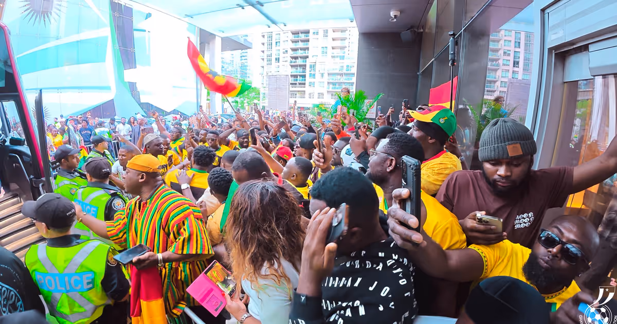 Hundreds of Ghana fans surprise FIFA World Cup team at Toronto hotel