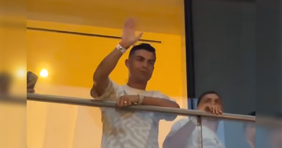 Cristiano Ronaldo greets cheering Toronto fans from hotel balcony