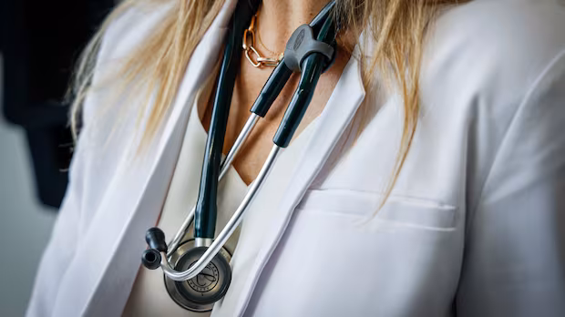 Doctors call for strong oversight as Alberta works towards public-private practice model
