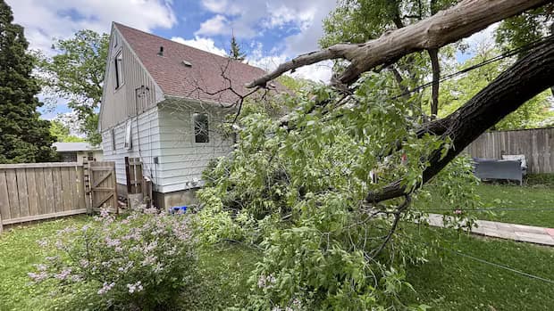 Power outage rolls into 2nd night for some as Manitoba Hydro continue restoring electricity to thousands