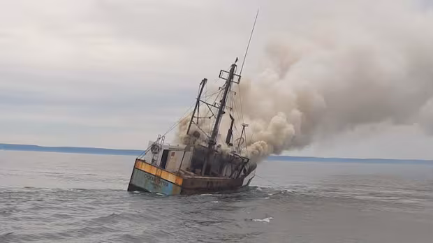 4 fishermen rescued after boat catches fire in Bay of Fundy
