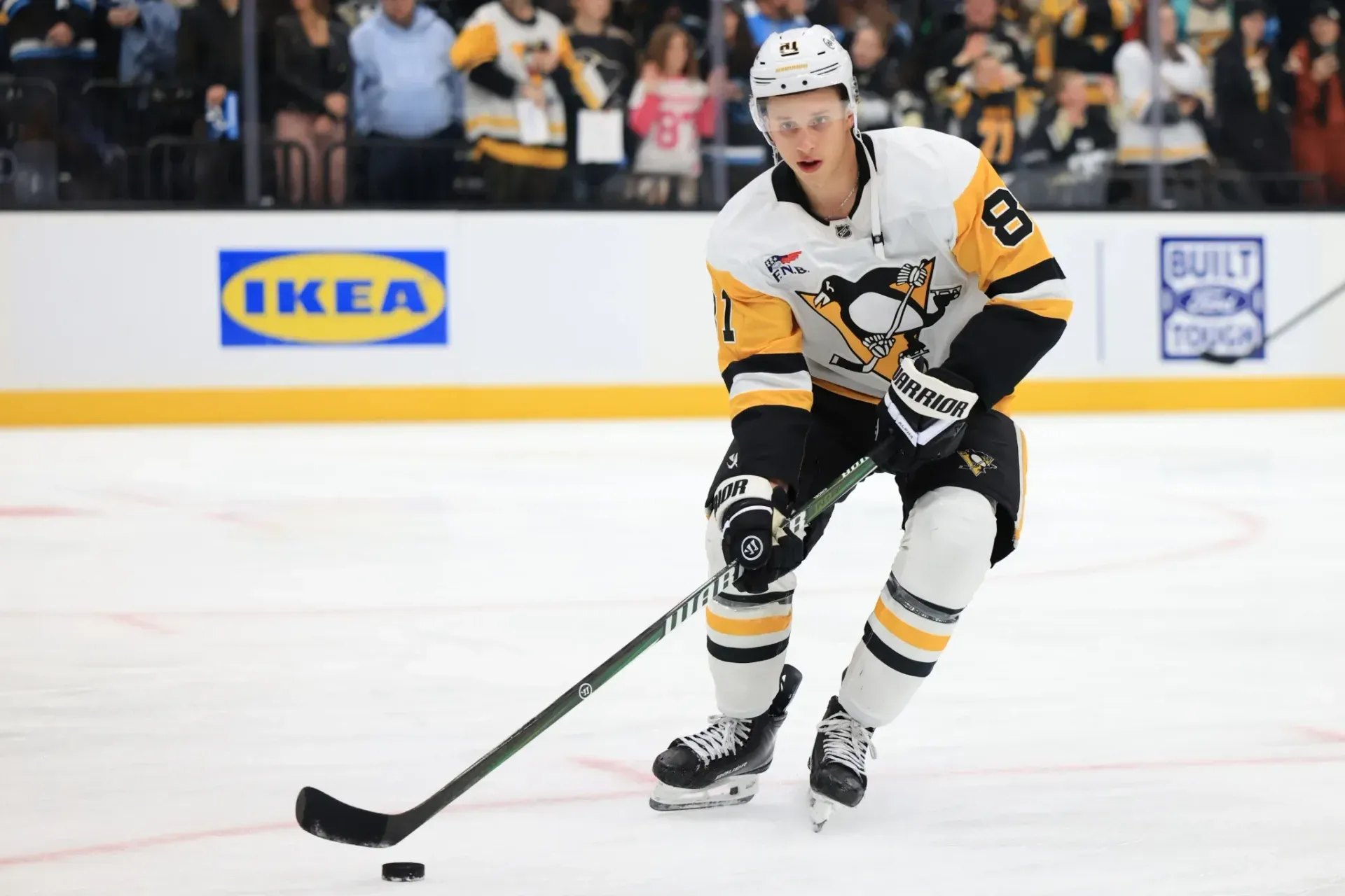 Former Calgary Hitmen player Ben Kindel suffers medical episode on Penguins flight