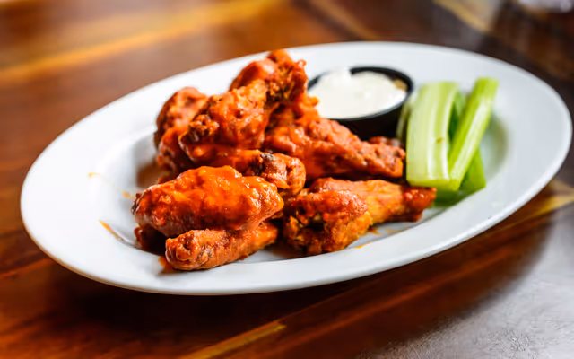 5 restaurants in and around Edmonton with great wing specials