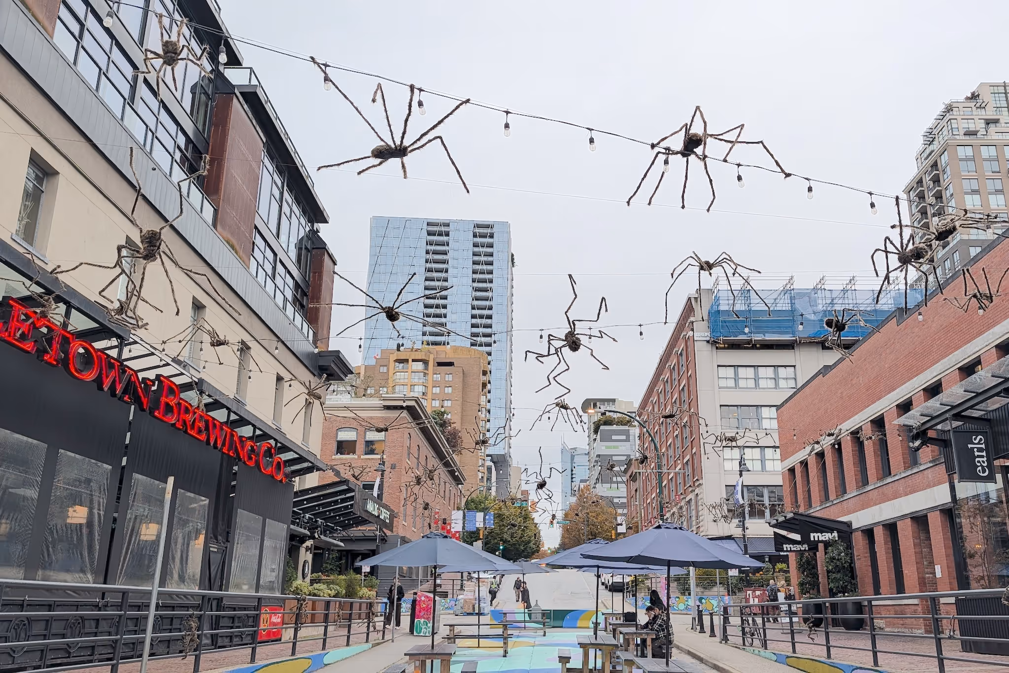 Giant hairy spiders turn Yaletown plaza into an arachnophobe's nightmare