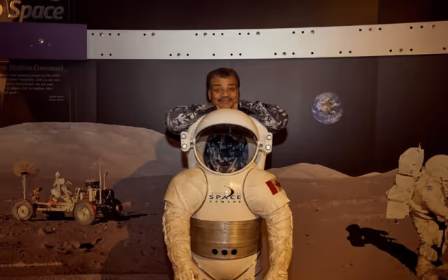 Neil deGrasse Tyson has a blast at the Vancouver Space Centre