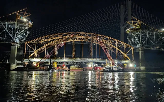 Crews remove old Pattullo Bridge's iconic arch intact in a feat of engineering