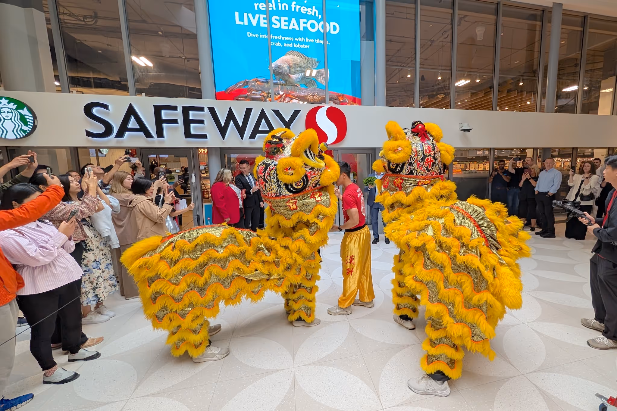 'A Safeway unlike any other': Inside Oakridge Park's newly opened 50,000+ sq. ft. flagship grocery store