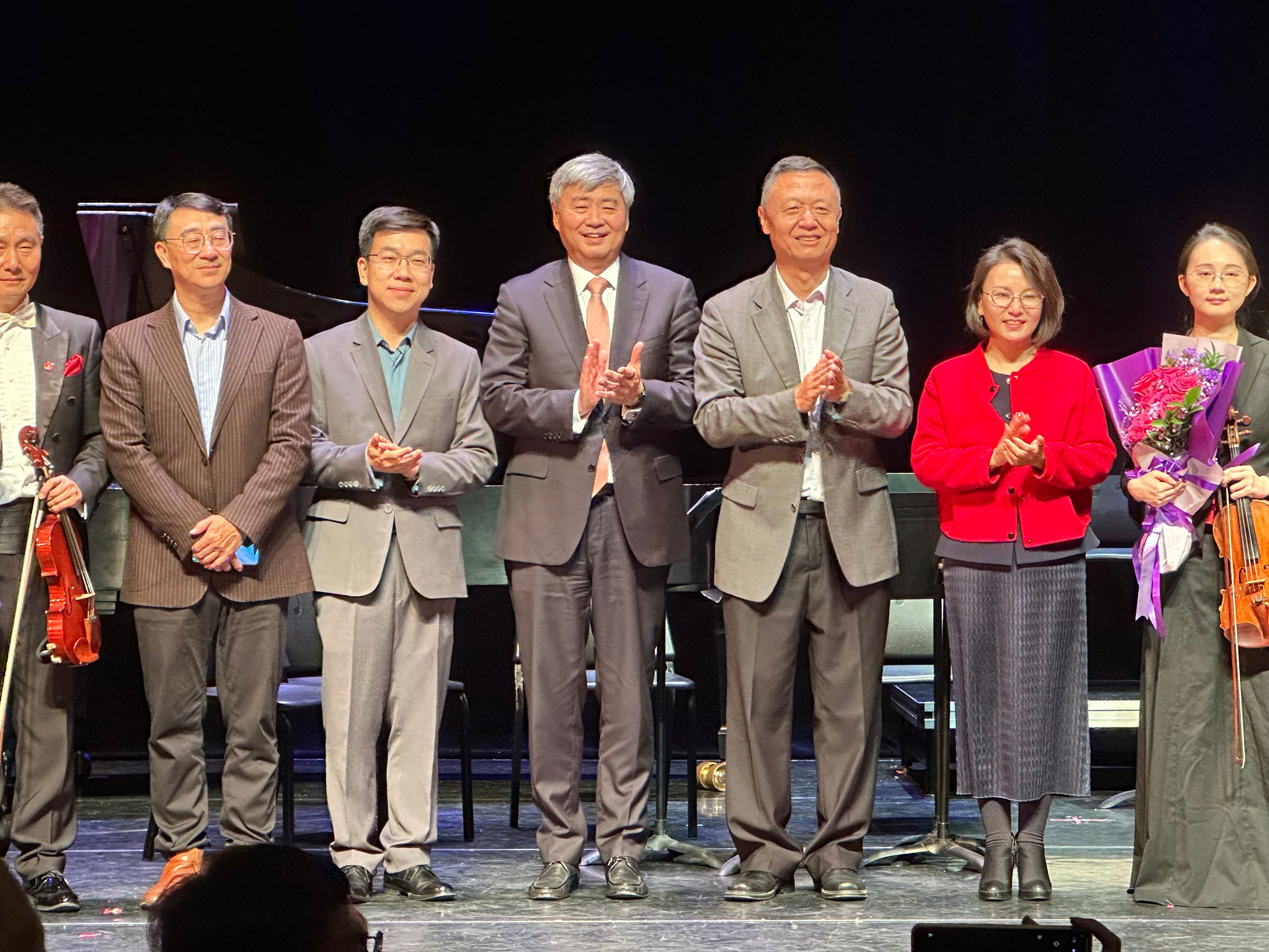 多伦多地区演出谢幕现场,舞台上的人员与乐手站立,部分人鼓掌