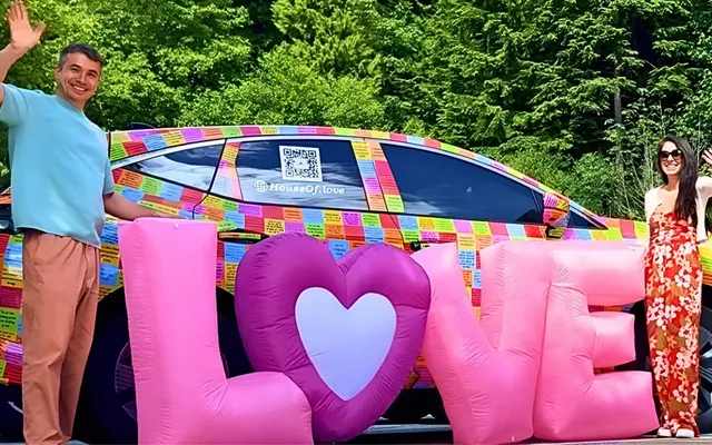 ‘She just dropped her bags and started crying’: Toronto man turns 400 love notes into a giant heart