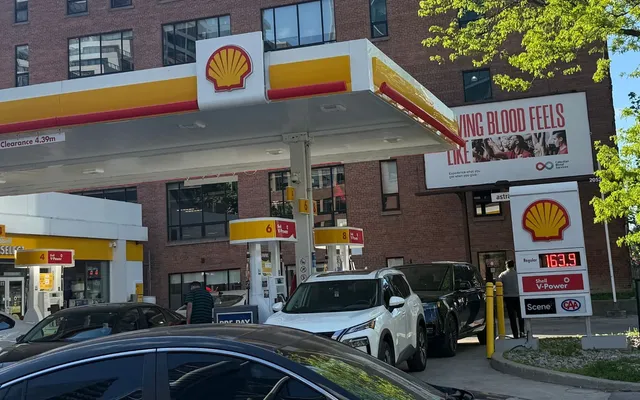 Pay-as-you-go or traditional rates? Toronto drivers weigh insurance options as gas costs climb