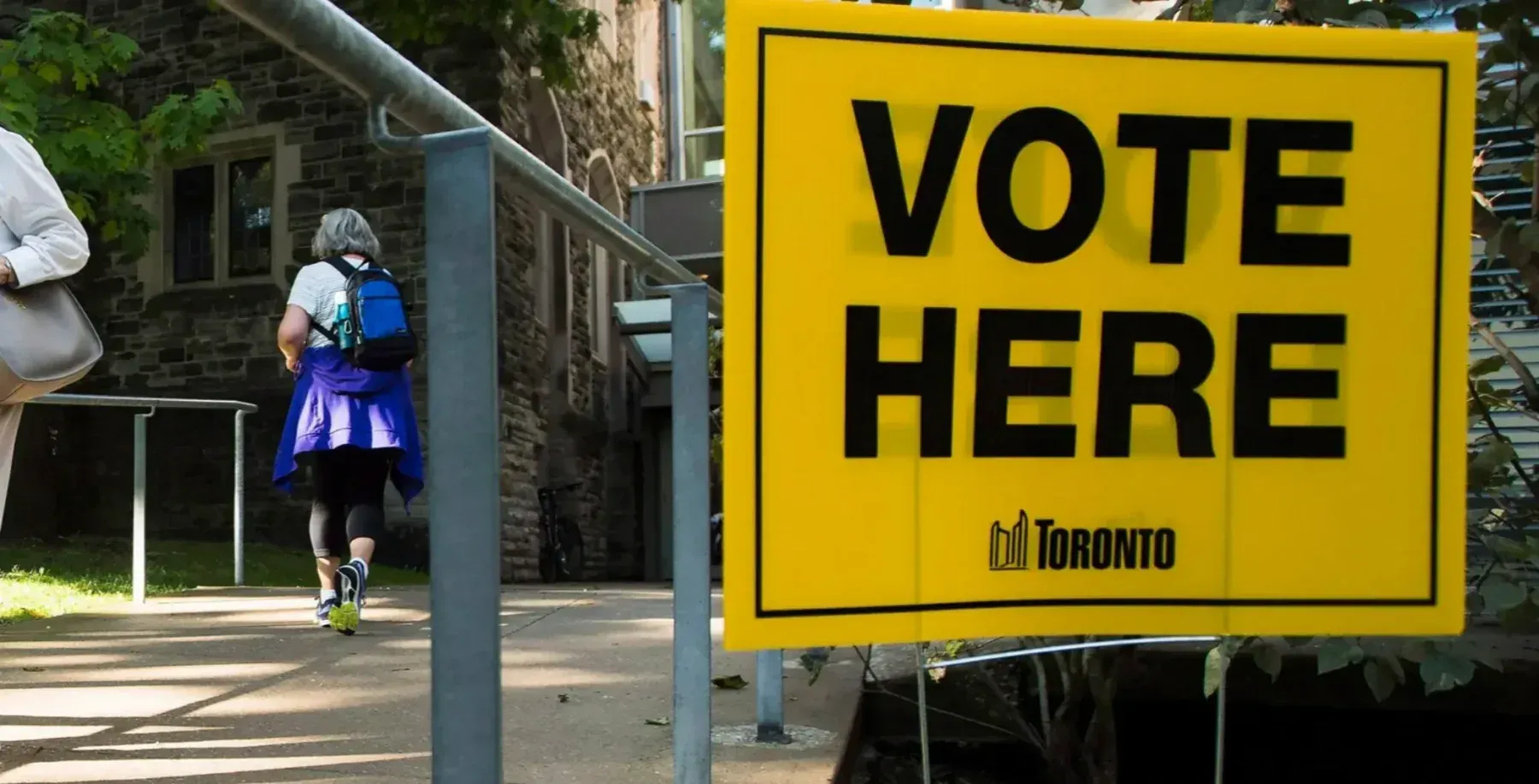 Toronto Election: Advance voting turnout tops 222,000 as mail-in deadline nears