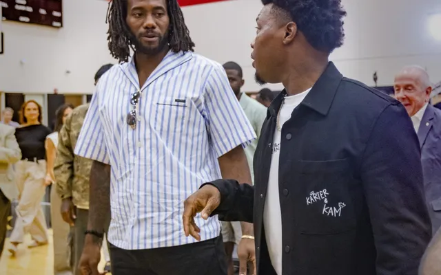 Kawhi makes another Raptors appearance, checks out Summer League team