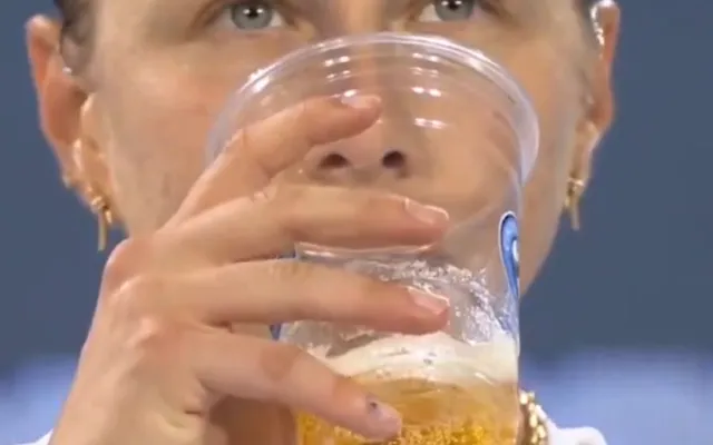 Was Amanda Anisimova drinking a beer during tennis match against Alexandra Eala?