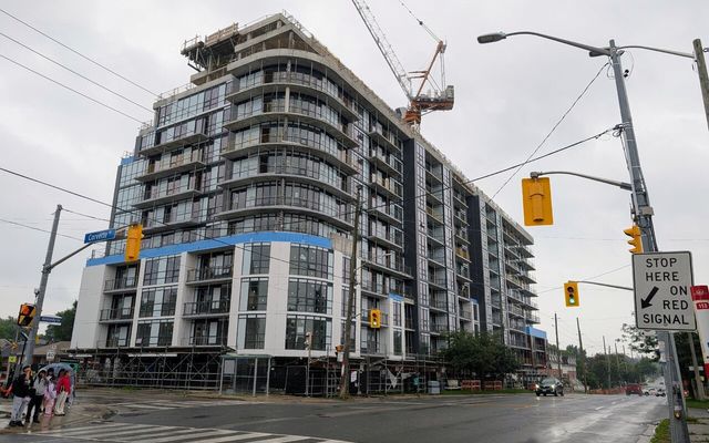 Nahid on Kennedy Tops Off as Cladding Advances in Scarborough Junction