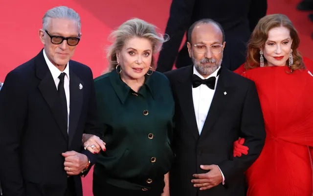 Asghar Farhadi Blows Kisses as French Drama ‘Parallel Tales,’ Starring Isabelle Huppert, Scores 5.5-Minute Cannes Ovat…