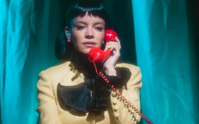 Lily Allen’s One-Woman Show Is the Least Populous Pop Tour of the Year. Is It Also the Best?