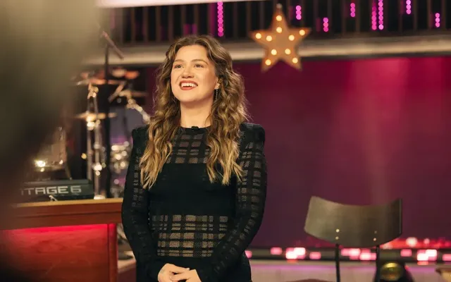 Kelly Clarkson vs. Art of Play: Footage Revealed of Singer’s Visit to Brooklyn Novelty Store She Slammed for ‘Pretty W…