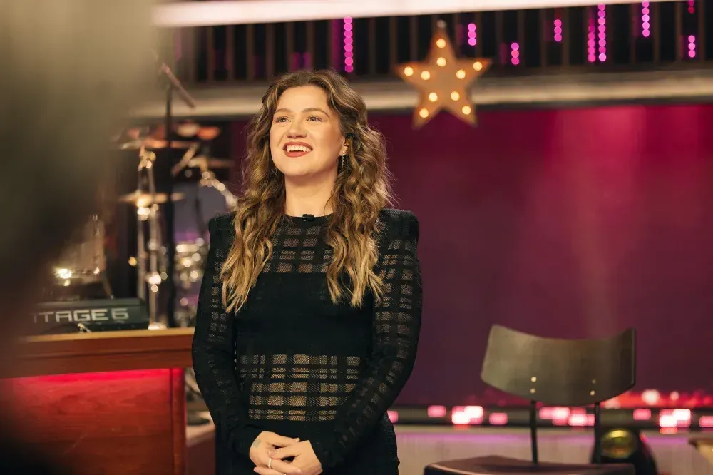 Kelly Clarkson vs. Art of Play: Footage Revealed of Singer’s Visit to Brooklyn Novelty Store She Slammed for ‘Pretty W…