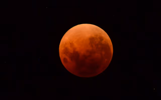 A to-the-minute breakdown of tonight's glowing red eclipse over Toronto