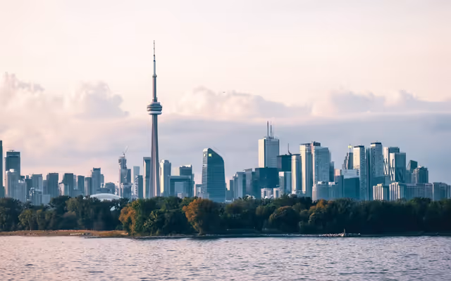 Toronto temperatures are going to swing by 15 C this week