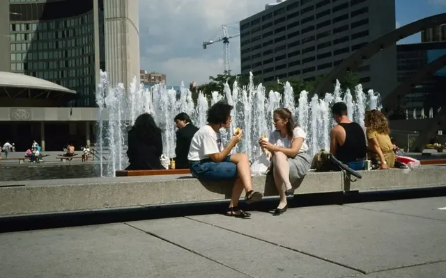 25 photos of what Toronto looked like in the 1990s