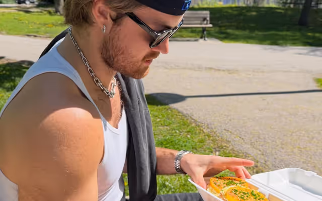 Leafs' William Nylander surprises Toronto restaurant with unexpected visit