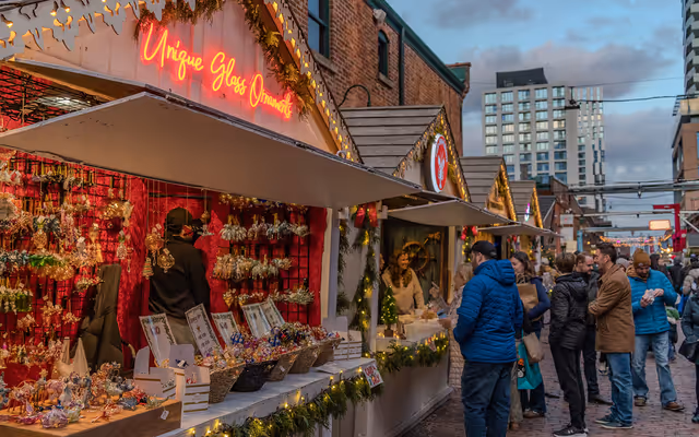 Popular Toronto holiday market warns vendors about new wave of scams