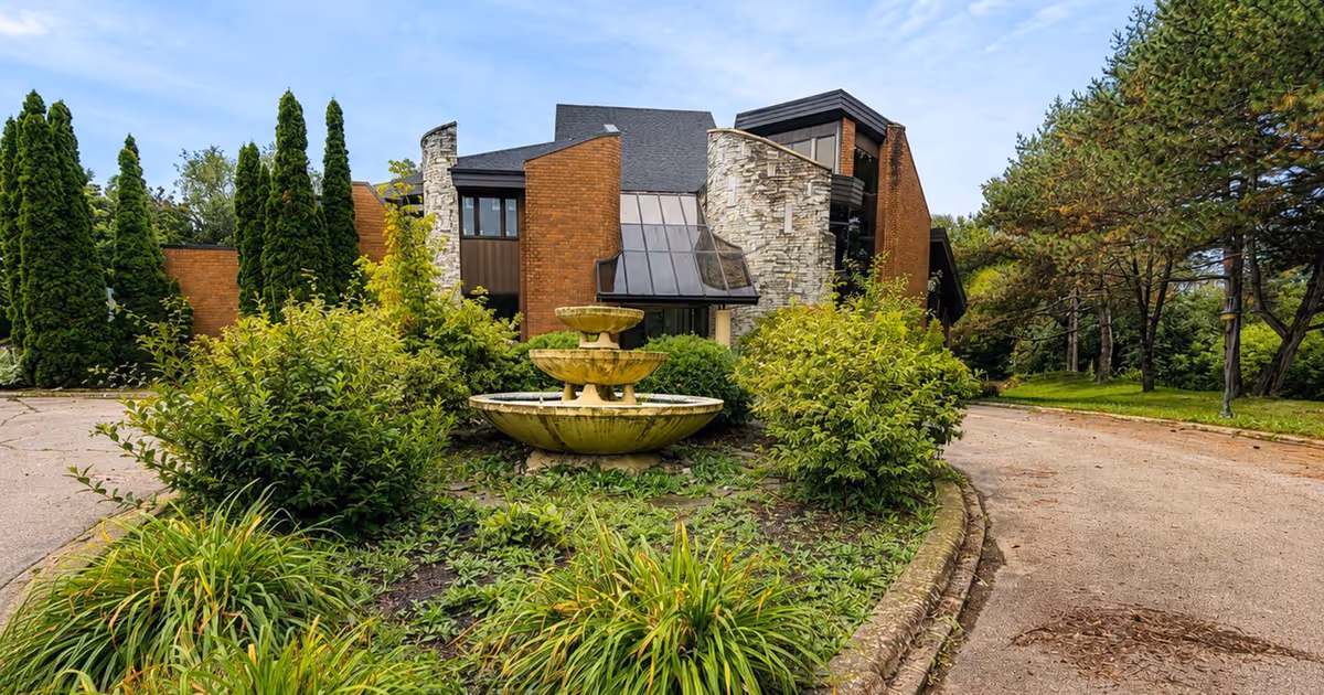 Architecturally stunning $3.5M Ontario house is a total blank slate inside.