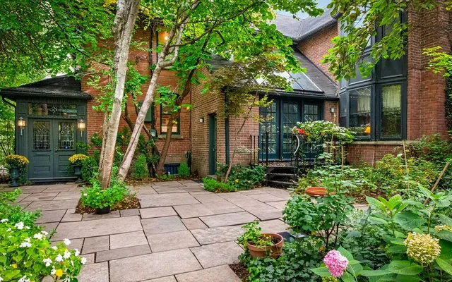 This time capsule of a Toronto house sold for almost $1 million below asking