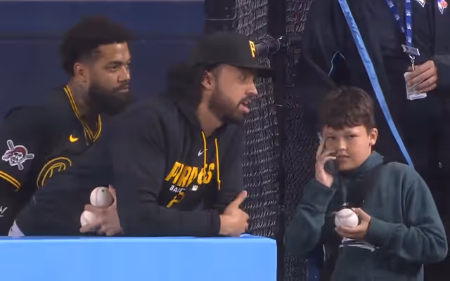 Kid negotiates hilarious deal with MLB players at Toronto Blue Jays game