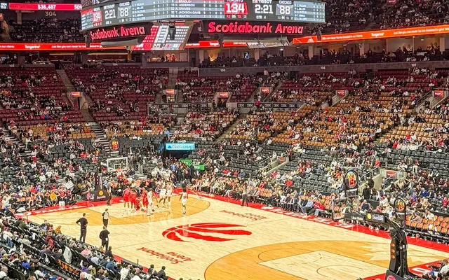 'Fake fans' called out for leaving blowout Toronto Raptors home opener early