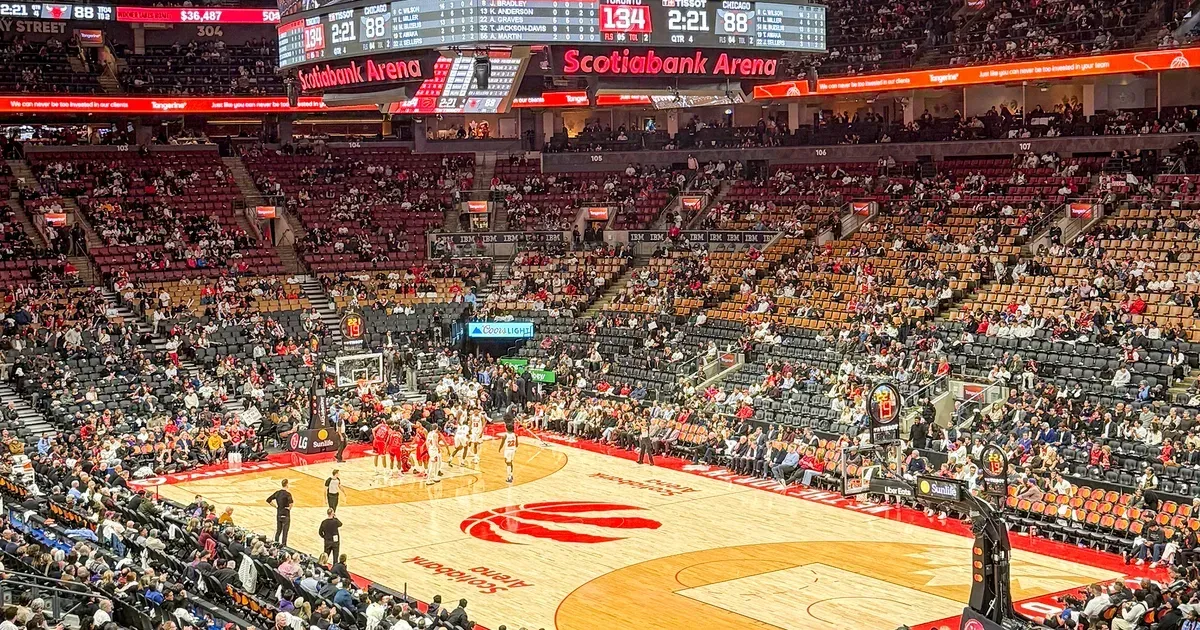 'Fake fans' called out for leaving blowout Toronto Raptors home opener early