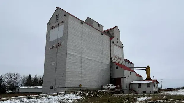 Sask. farmer trying to sell or donate town's grain elevator to avoid demolition