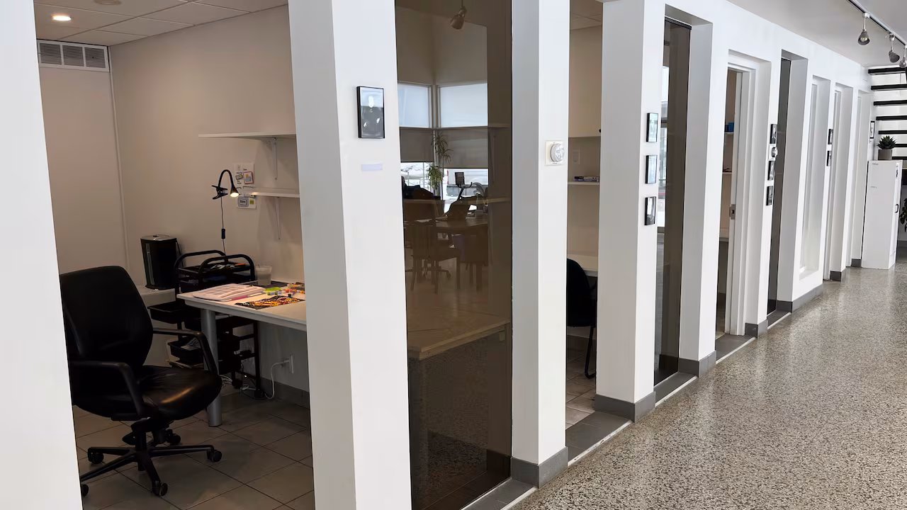 Why are some Quebec employers installing heat sensors under work desks?